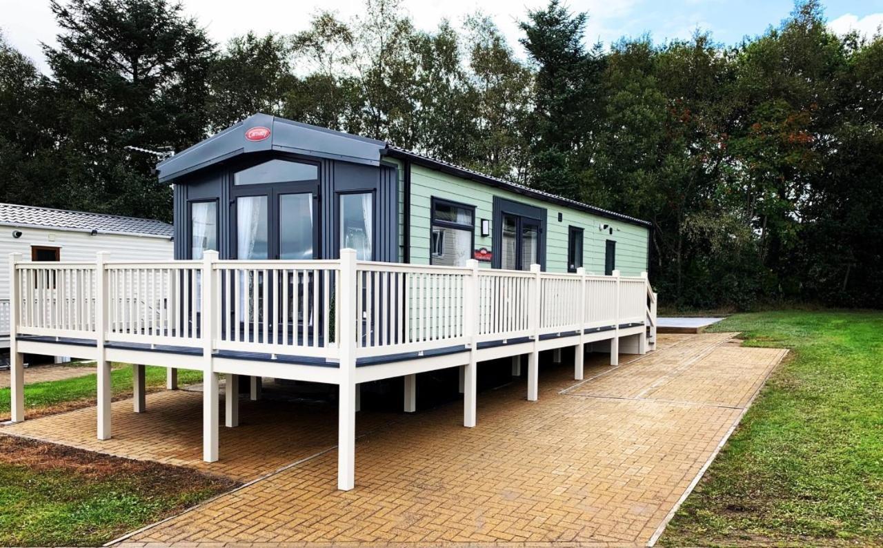 Lola Lodge - Luxury Hot Tub Retreat Newton on the Moor Exterior foto